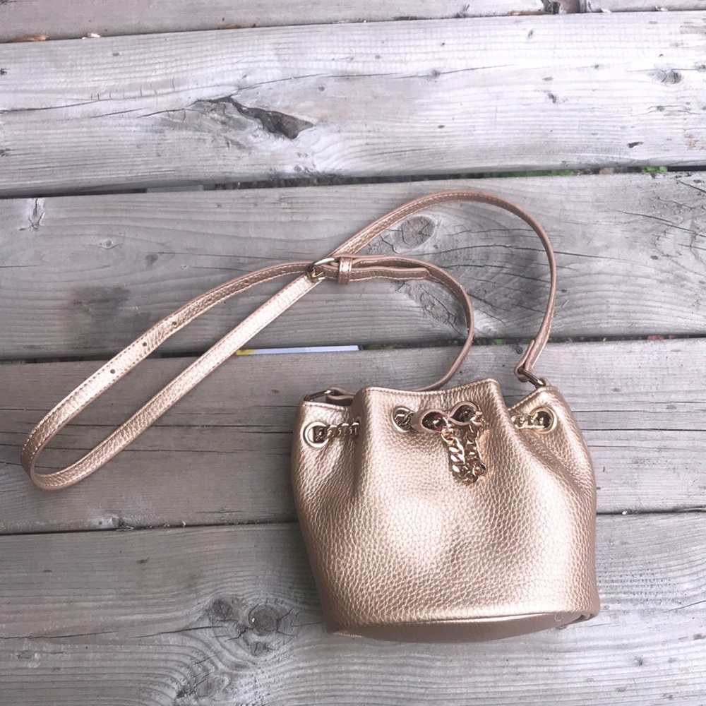 Small gold shoulder bag with gold chain